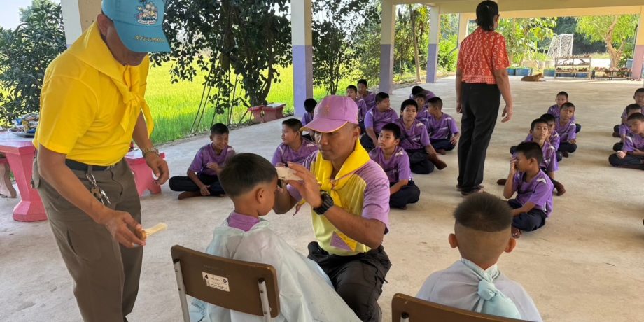 จิตอาสาพระราชทาน จัดกิจกรรมตัดผมให้เด็กนักเรียนโรงเรียนบ้านปากคลอง ตำบลเมืองเก่า อำเภอเมืองสุโขทัย จังหวัดสุโขทัย