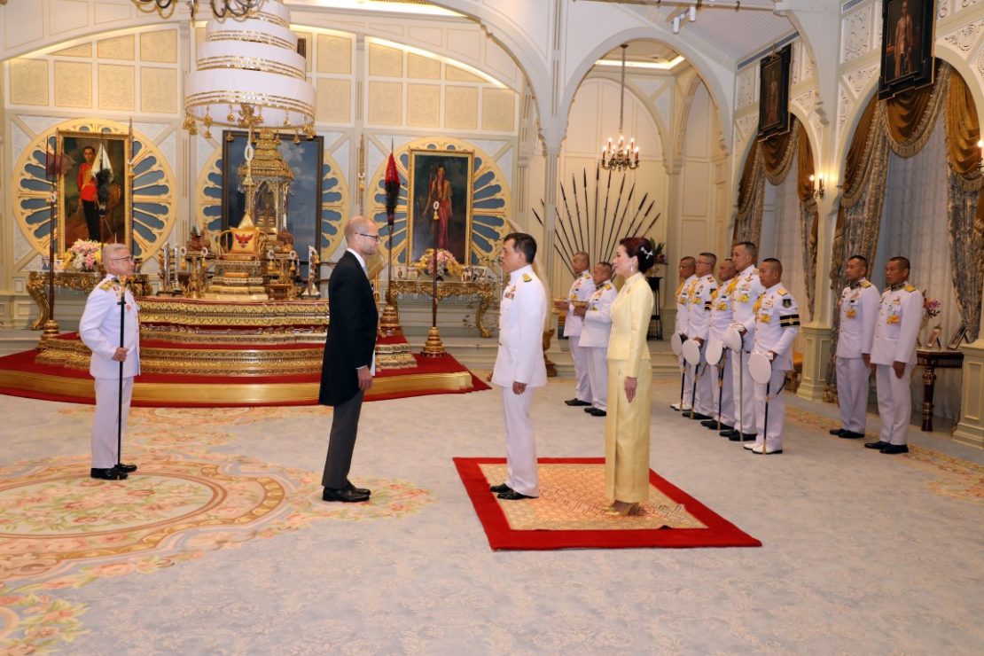 พระบาทสมเด็จพระเจ้าอยู่หัว และสมเด็จพระนางเจ้า ฯ พระบรมราชินี เสด็จออก ณ พระที่นั่งอัมพรสถาน พระราชทาน พระบรมราชวโรกาสให้ เอกอัครราชทูตต่างประเทศประจำประเทศไทย เฝ้าทูลละอองธุลีพระบาท ถวายพระราชสาส์นตราตั้ง และอักษรสาสน์ตราตั้ง