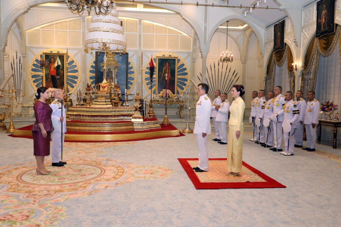 พระบาทสมเด็จพระเจ้าอยู่หัว และสมเด็จพระนางเจ้า ฯ พระบรมราชินี เสด็จออก ณ พระที่นั่งอัมพรสถาน พระราชทาน พระบรมราชวโรกาสให้ เอกอัครราชทูตต่างประเทศประจำประเทศไทย เฝ้าทูลละอองธุลีพระบาท ถวายพระราชสาส์นตราตั้ง และอักษรสาสน์ตราตั้