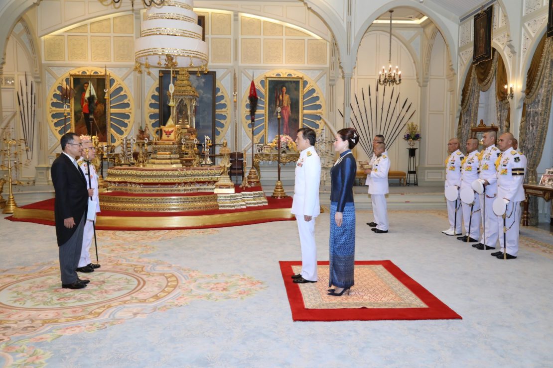 พระบาทสมเด็จพระเจ้าอยู่หัว และสมเด็จพระนางเจ้า ฯ พระบรมราชินี เสด็จออก ณ พระที่นั่งอัมพรสถาน พระราชวังดุสิต พระราชทานพระบรมราชวโรกาสให้ เอกอัครราชทูตต่างประเทศประจำประเทศไทย เฝ้าทูลละอองธุลีพระบาท ถวายอักษรสาส์นตราตั้ง ตามลำดับดังนี้