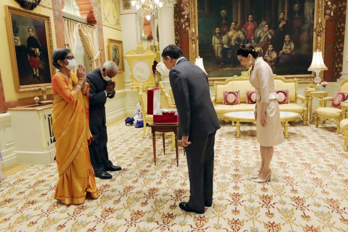 พระบาทสมเด็จพระเจ้าอยู่หัว และสมเด็จพระนางเจ้า ฯ พระบรมราชินี พระราชทานพระบรมราชวโรกาสให้ นางสุจิตรา ทุไร (Ms. Suchitra Durai) เอกอัครราชทูตสาธารณรัฐอินเดียประจำประเทศไทย เฝ้าทูลละอองธุลีพระบาท กราบบังคมทูลลา ในโอกาสที่จะพ้นจากหน้าที่