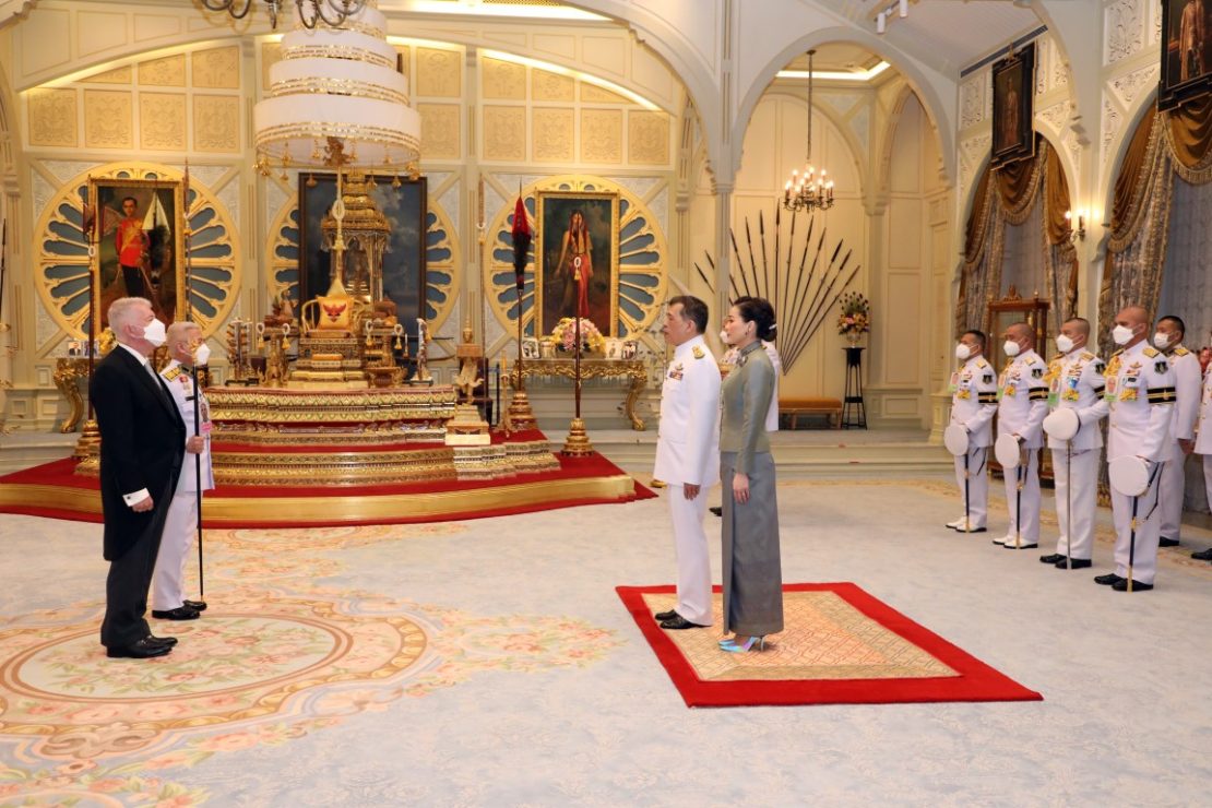 พระบาทสมเด็จพระเจ้าอยู่หัว และสมเด็จพระนางเจ้า ฯ พระบรมราชินี พระราชทานพระบรมราชวโรกาสให้ เอกอัครราชทูตต่างประเทศประจำประเทศไทย เฝ้าทูลละอองธุลีพระบาท ถวายพระราชสาส์นตราตั้ง และอักษรสาส์นตราตั้ง