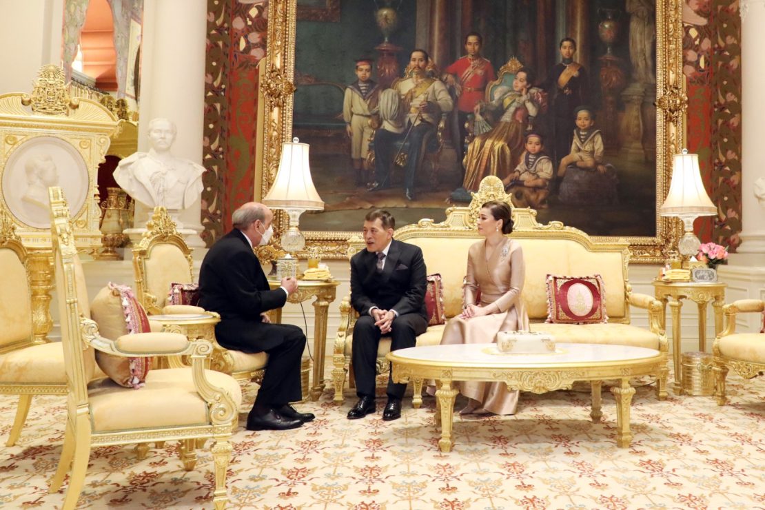 พระบาทสมเด็จพระเจ้าอยู่หัว และสมเด็จพระนางเจ้า ฯ พระบรมราชินี พระราชทานพระบรมราชวโรกาสให้ นายนิโคเลาส์ ไคเมนาคิส (Mr. Nicolaos Kaimenakis) เอกอัครราชทูตสาธารณรัฐเฮลเลนิกประจำประเทศไทย เฝ้าทูลละอองธุลีพระบาท กราบบังคมทูลลา ในโอกาสที่จะพ้นจากหน้าที่