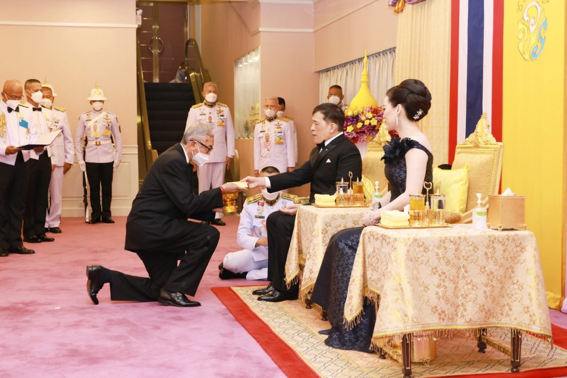 พระบาทสมเด็จพระเจ้าอยู่หัว และสมเด็จพระนางเจ้า ฯ พระบรมราชินี เสด็จพระราชดำเนิน ไปทอดพระเนตรการแสดงกาชาดคอนเสิร์ต ครั้งที่ 49 ปีพุทธศักราช 2566 ณ หอประชุมใหญ่ ศูนย์วัฒนธรรมแห่งประเทศไทย