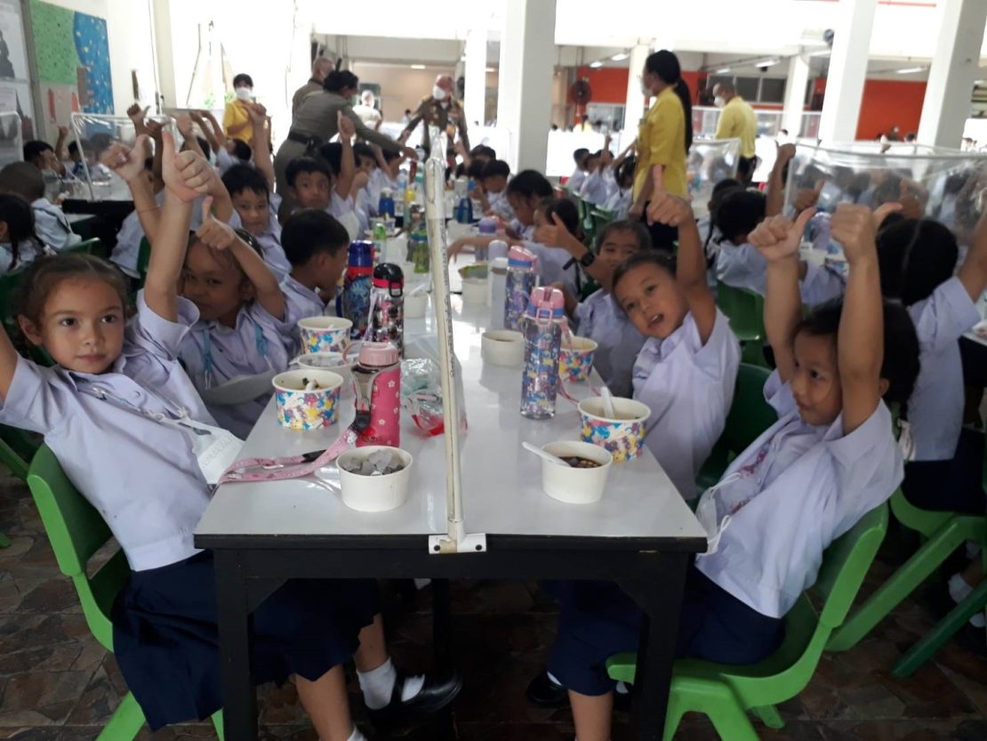 โปรดเกล้าโปรดกระหม่อมพระราชทานเลี้ยงอาหารกลางวันแก่นักเรียน ครู และพนักงานของโรงเรียนจิตรลดา