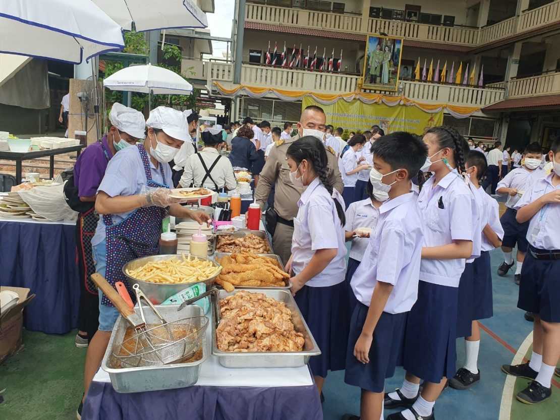 โปรดเกล้าโปรดกระหม่อมพระราชทานเลี้ยงอาหารกลางวันแก่นักเรียน ครู และพนักงานของโรงเรียนจิตรลดา